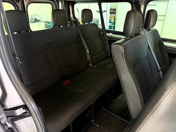 Nissan NV300 11 of 18