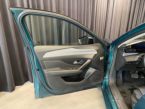 Peugeot 308 SW 28 of 30