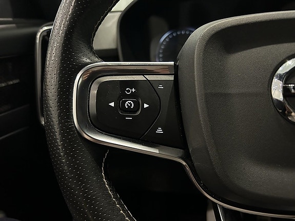 Volvo XC40 11 of 15