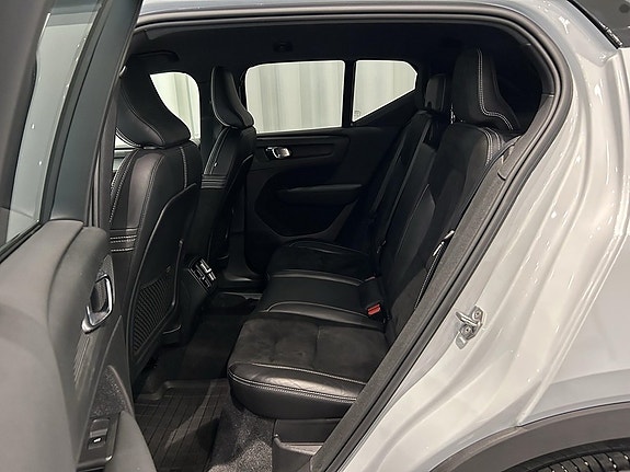 Volvo XC40 8 of 15