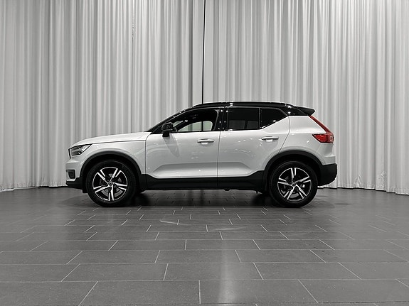 Volvo XC40 2 of 15