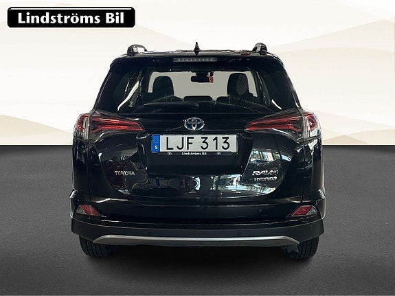 Toyota RAV4 8 of 19