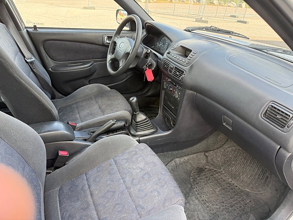 Toyota Corolla 6 of 8