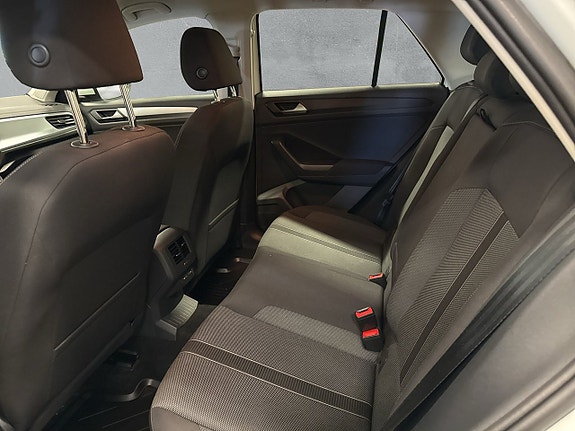 Volkswagen T-Roc 11 of 23