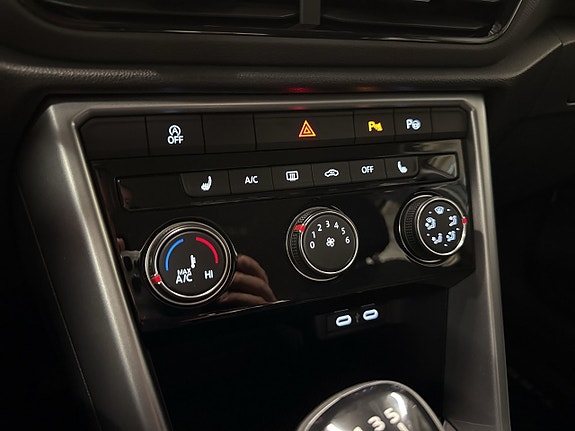 Volkswagen T-Roc 19 of 23