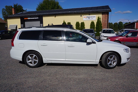 Volvo V70 2 of 7