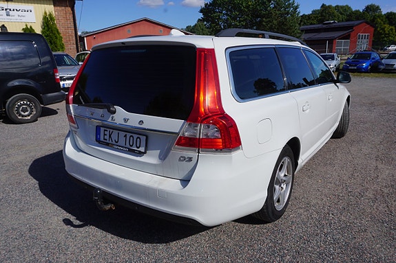Volvo V70 3 of 7