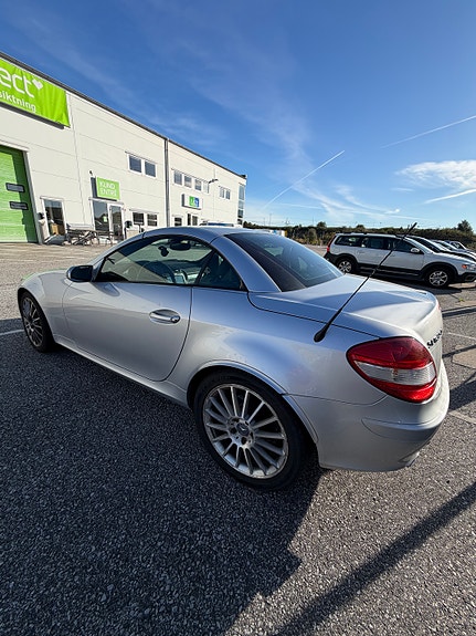 Mercedes-Benz SLK350 4 of 6