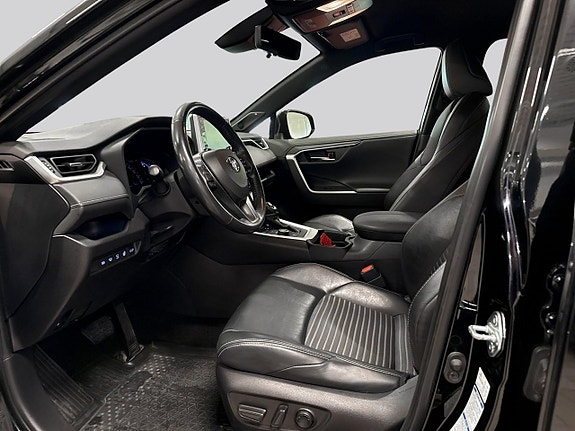 Toyota RAV4 8 of 17