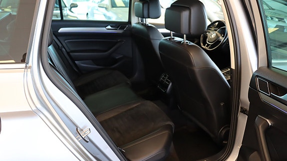 Volkswagen Passat 13 of 18