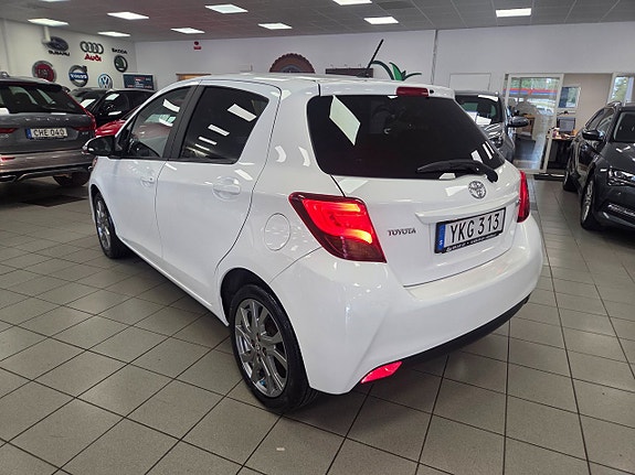Toyota Yaris 5 of 23