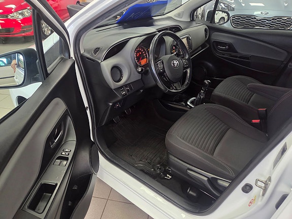 Toyota Yaris 2 of 23
