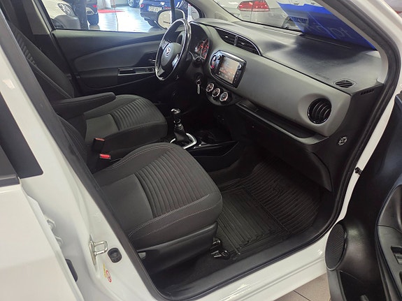 Toyota Yaris 13 of 23