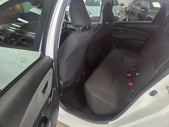Toyota Yaris 4 of 23