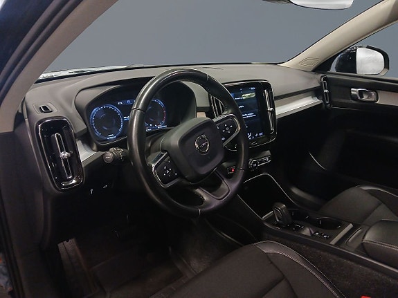 Volvo XC40 5 of 14