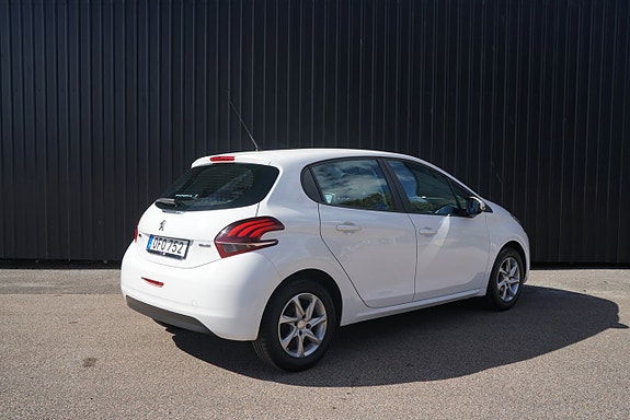 Peugeot 208 2 of 14