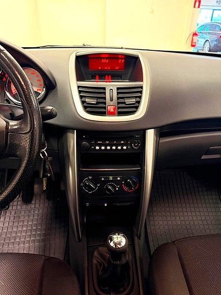 Peugeot 207 14 of 15