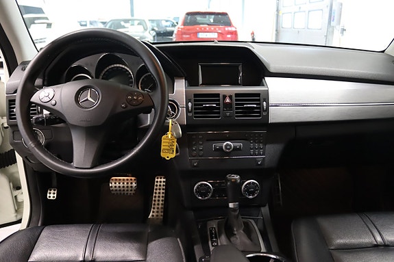 Mercedes-Benz GLK250 11 of 15