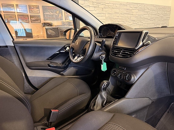 Peugeot 208 13 of 19