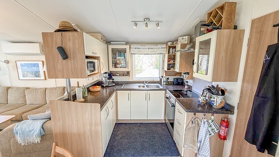 ABI New Hampton inkl plats 107 på populära Siviks Camping - Begagnad villavagn 7 of 21