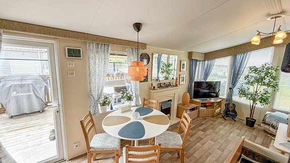 ABI New Hampton inkl plats 107 på populära Siviks Camping - Begagnad villavagn 4 of 21