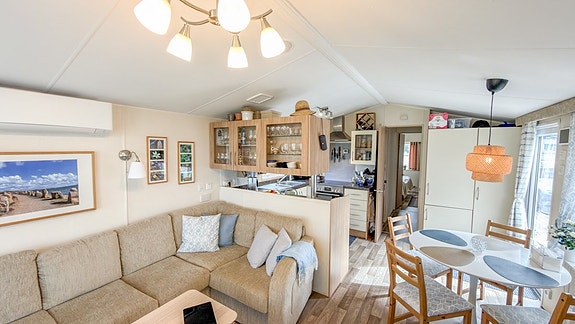 ABI New Hampton inkl plats 107 på populära Siviks Camping - Begagnad villavagn 6 of 21
