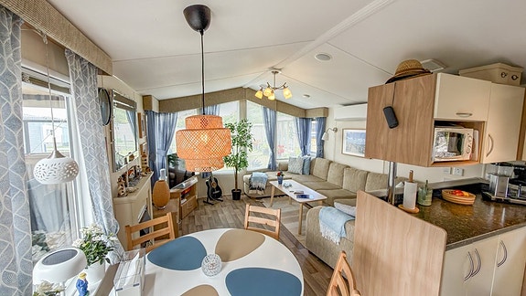 ABI New Hampton inkl plats 107 på populära Siviks Camping - Begagnad villavagn 2 of 21
