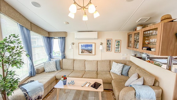 ABI New Hampton inkl plats 107 på populära Siviks Camping - Begagnad villavagn 3 of 21