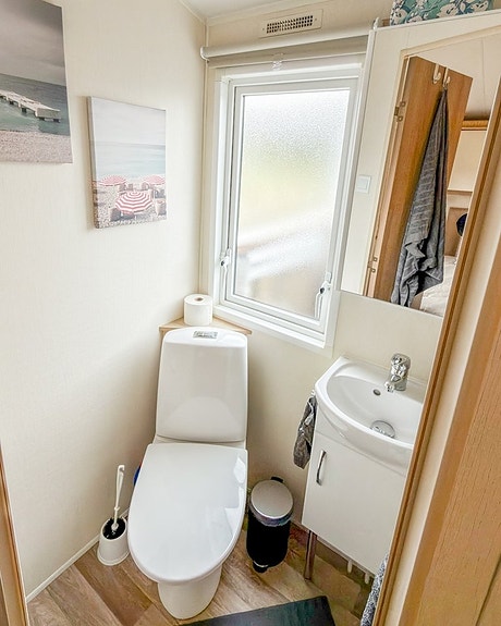 ABI New Hampton inkl plats 107 på populära Siviks Camping - Begagnad villavagn 12 of 21