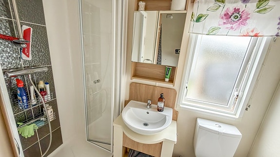 ABI New Hampton inkl plats 107 på populära Siviks Camping - Begagnad villavagn 21 of 21