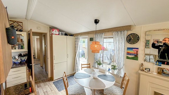ABI New Hampton inkl plats 107 på populära Siviks Camping - Begagnad villavagn 18 of 21