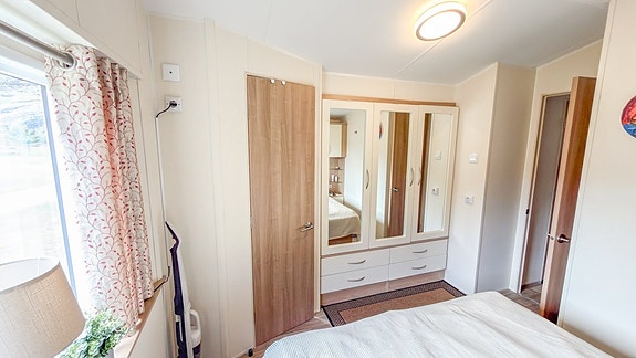 ABI New Hampton inkl plats 107 på populära Siviks Camping - Begagnad villavagn 11 of 21