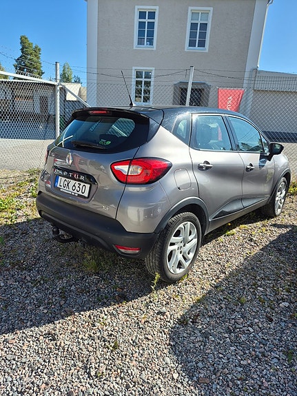 Renault Captur 2 of 9