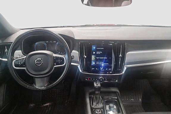 Volvo V90 Cross Country 2 of 11