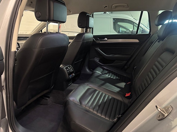 Volkswagen Passat 16 of 19