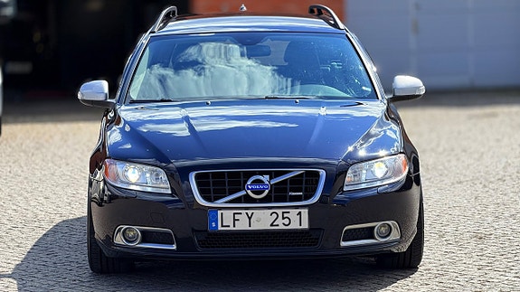 Volvo V70 2 of 16