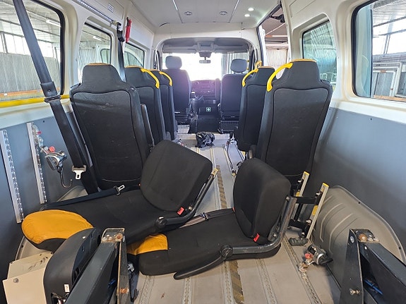 Nissan NV400 11 of 15
