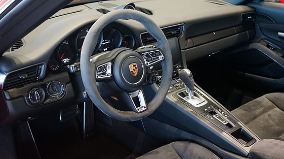 Porsche 911 Targa 4 GTS 4 of 6