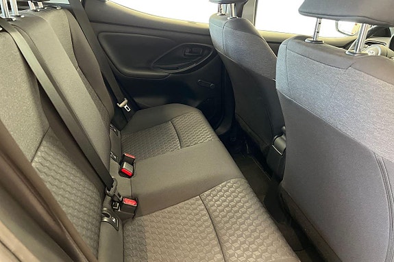 Toyota Yaris 8 of 21