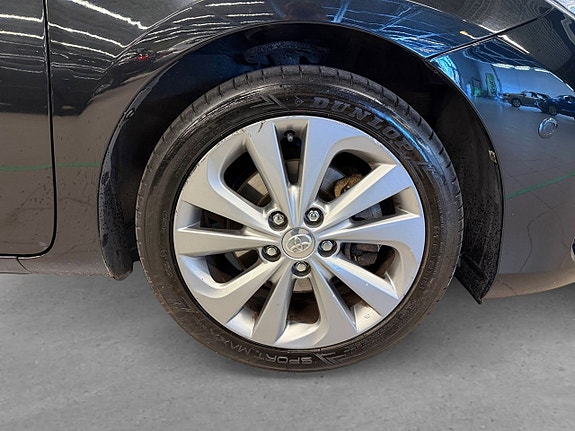 Toyota Auris 8 of 24