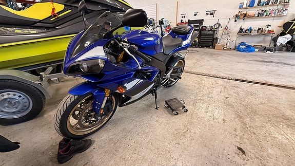 Yamaha R1 4 of 6
