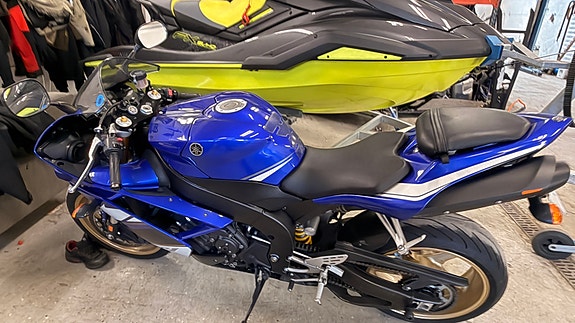 Yamaha R1 6 of 6
