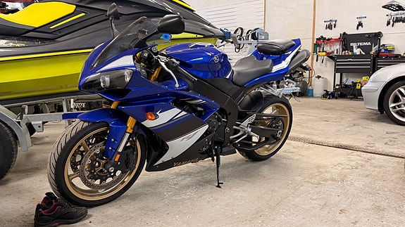 Yamaha R1 2 of 6