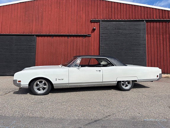 Oldsmobile Ninety-Eight 7 of 25