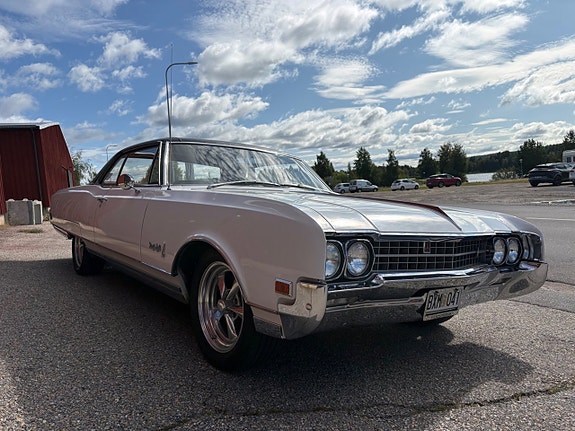 Oldsmobile Ninety-Eight 4 of 25