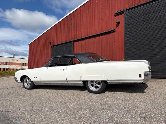 Oldsmobile Ninety-Eight 24 of 25