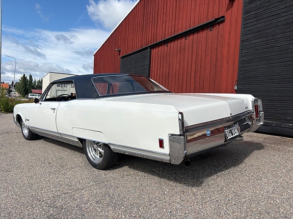 Oldsmobile Ninety-Eight 2 of 25