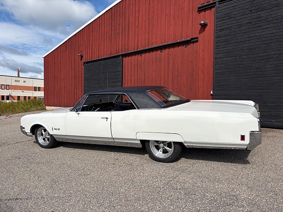 Oldsmobile Ninety-Eight 8 of 25