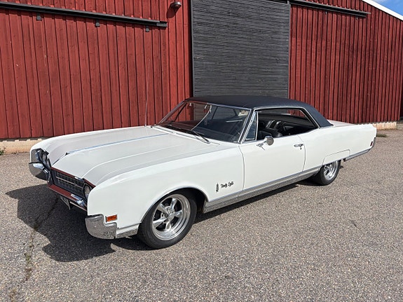 Oldsmobile Ninety-Eight 25 of 25
