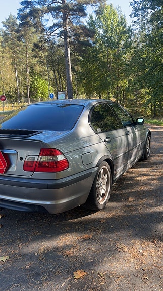 BMW 320i 3 of 12